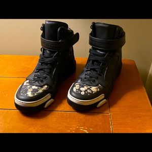 Men’s Givenchy Run-Way Sneakers